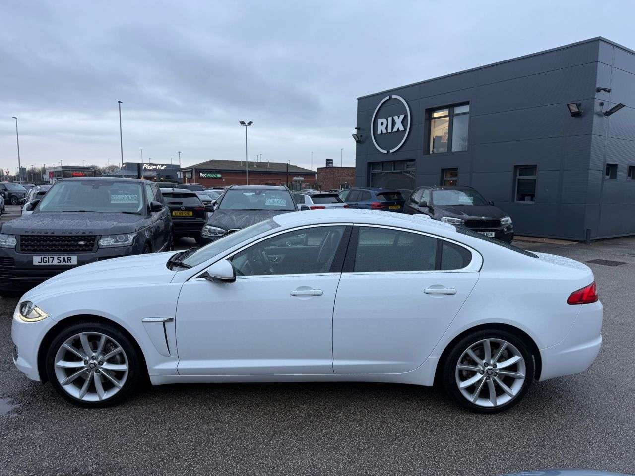 A 2012 JAGUAR XF 2.2d SE Saloon 4dr Diesel Auto Euro 5 (s/s) (190 ps) 8 SERVICES-HALF LEATHE A 2012 JAGUAR XF 2.2d SE Saloon 4dr Diesel Auto Euro 5 (s/s) (190 ps) 8 SERVICES-HALF LEATHE
