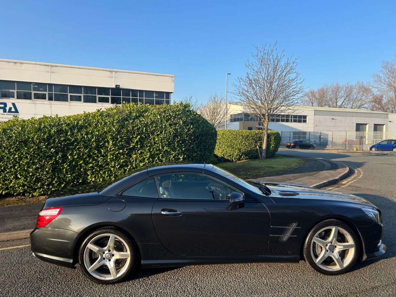 A 2013 MERCEDES-BENZ SL 3.5 SL350 V6 BlueEfficiency Convertible 2dr Petrol G-Tronic Euro 5 (s/s) (3 A 2013 MERCEDES-BENZ SL 3.5 SL350 V6 BlueEfficiency Convertible 2dr Petrol G-Tronic Euro 5 (s/s) (3