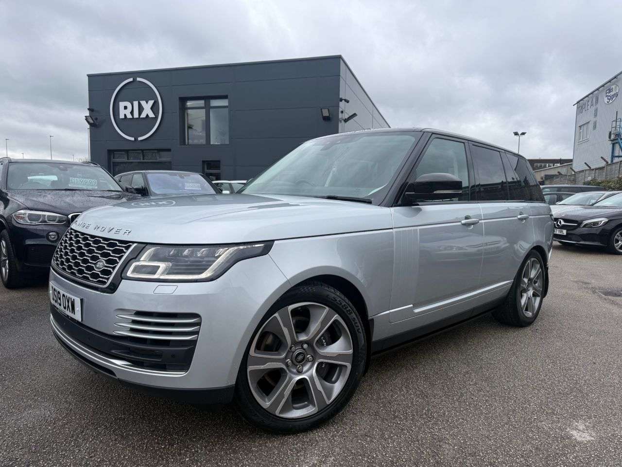 A 2019 LAND ROVER RANGE ROVER 4.4 SD V8 Vogue SUV 5dr Diesel Auto 4WD Euro 6-2 OWNER CAR FINISHED IN INDU A 2019 LAND ROVER RANGE ROVER 4.4 SD V8 Vogue SUV 5dr Diesel Auto 4WD Euro 6-2 OWNER CAR FINISHED IN INDU