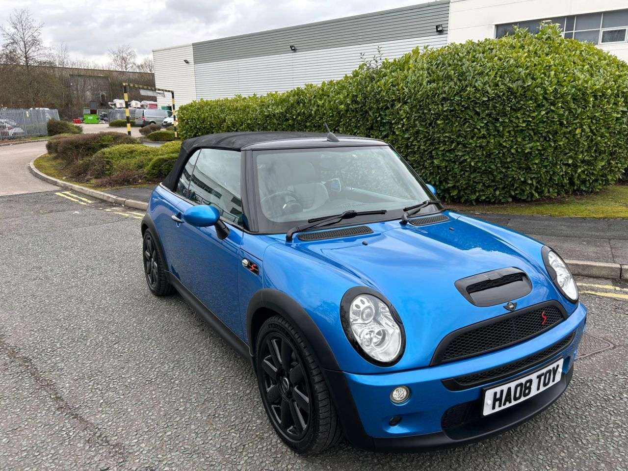 A 2008 MINI CONVERTIBLE 1.6 Cooper S Convertible 2dr Petrol Manual Euro 4 (170 ps)-Factory Extras W A 2008 MINI CONVERTIBLE 1.6 Cooper S Convertible 2dr Petrol Manual Euro 4 (170 ps)-Factory Extras W