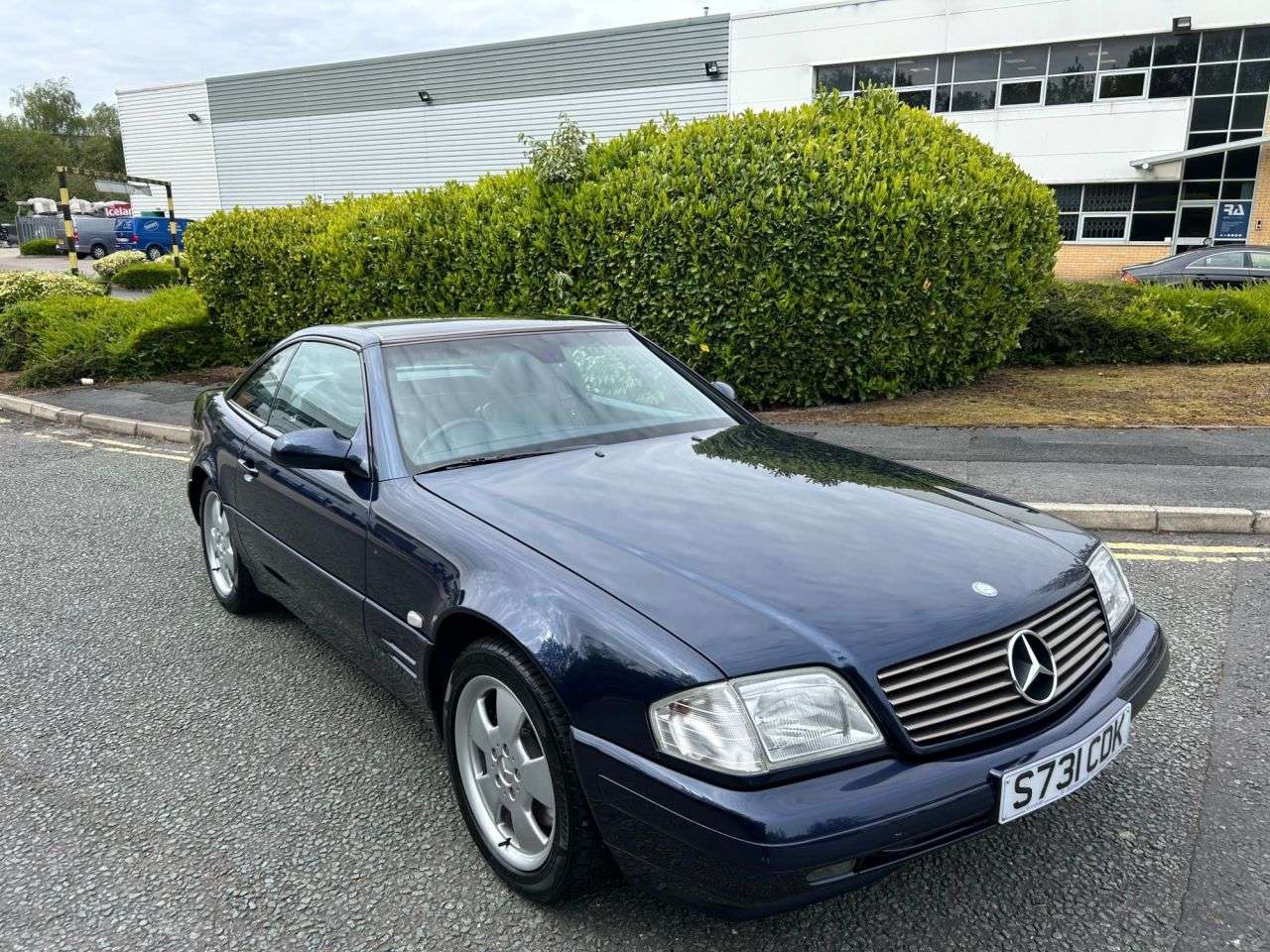 A 1998 MERCEDES-BENZ SL 2.8 SL280 Convertible 2dr Petrol Automatic (270 g/km, 204 bhp)-Superb Low M A 1998 MERCEDES-BENZ SL 2.8 SL280 Convertible 2dr Petrol Automatic (270 g/km, 204 bhp)-Superb Low M