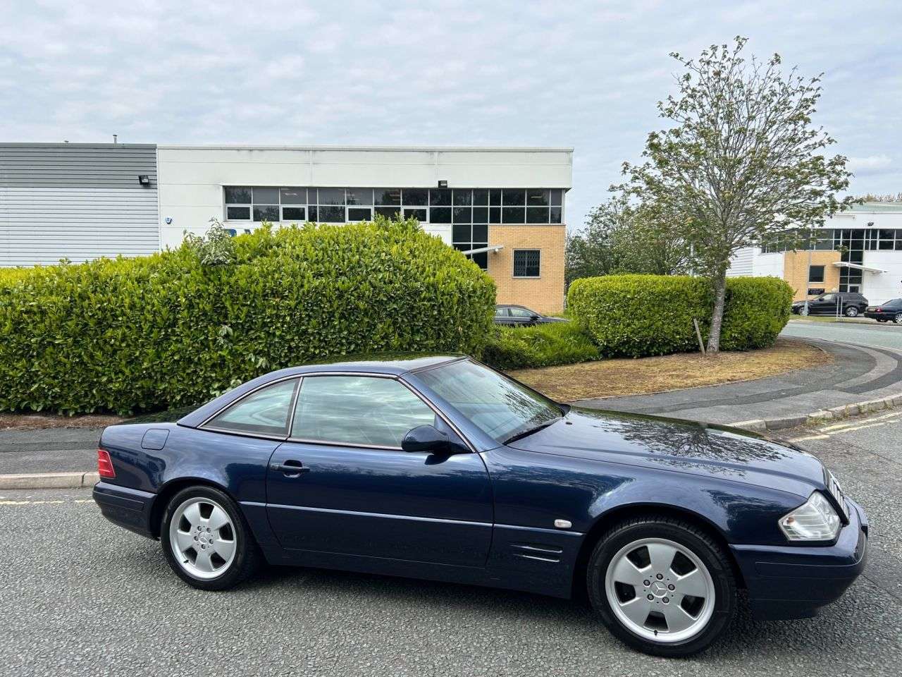 A 1998 MERCEDES-BENZ SL 2.8 SL280 Convertible 2dr Petrol Automatic (270 g/km, 204 bhp)-Superb Low M A 1998 MERCEDES-BENZ SL 2.8 SL280 Convertible 2dr Petrol Automatic (270 g/km, 204 bhp)-Superb Low M