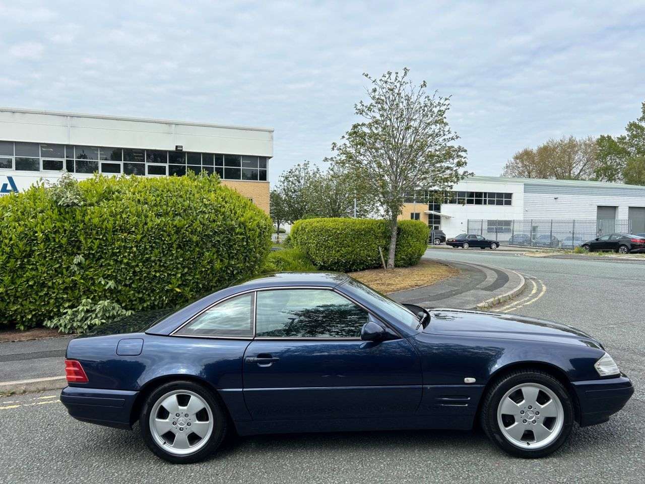 A 1998 MERCEDES-BENZ SL 2.8 SL280 Convertible 2dr Petrol Automatic (270 g/km, 204 bhp)-Superb Low M A 1998 MERCEDES-BENZ SL 2.8 SL280 Convertible 2dr Petrol Automatic (270 g/km, 204 bhp)-Superb Low M