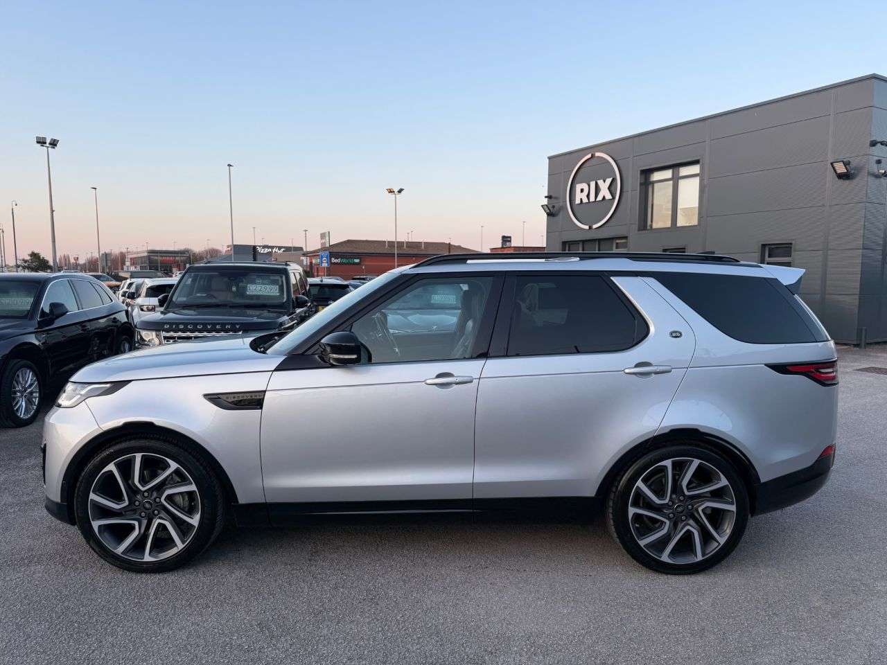 A 2019 LAND ROVER DISCOVERY 5 3.0 SD V6 HSE Luxury SUV 5dr Diesel Auto 4WD Euro 6-2 FORMER KEEPERS FINISH A 2019 LAND ROVER DISCOVERY 5 3.0 SD V6 HSE Luxury SUV 5dr Diesel Auto 4WD Euro 6-2 FORMER KEEPERS FINISH