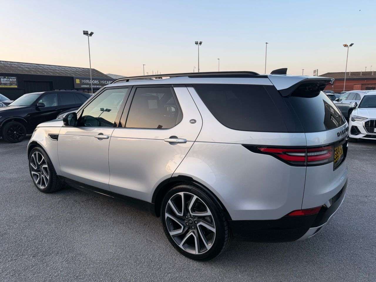A 2019 LAND ROVER DISCOVERY 5 3.0 SD V6 HSE Luxury SUV 5dr Diesel Auto 4WD Euro 6-2 FORMER KEEPERS FINISH A 2019 LAND ROVER DISCOVERY 5 3.0 SD V6 HSE Luxury SUV 5dr Diesel Auto 4WD Euro 6-2 FORMER KEEPERS FINISH