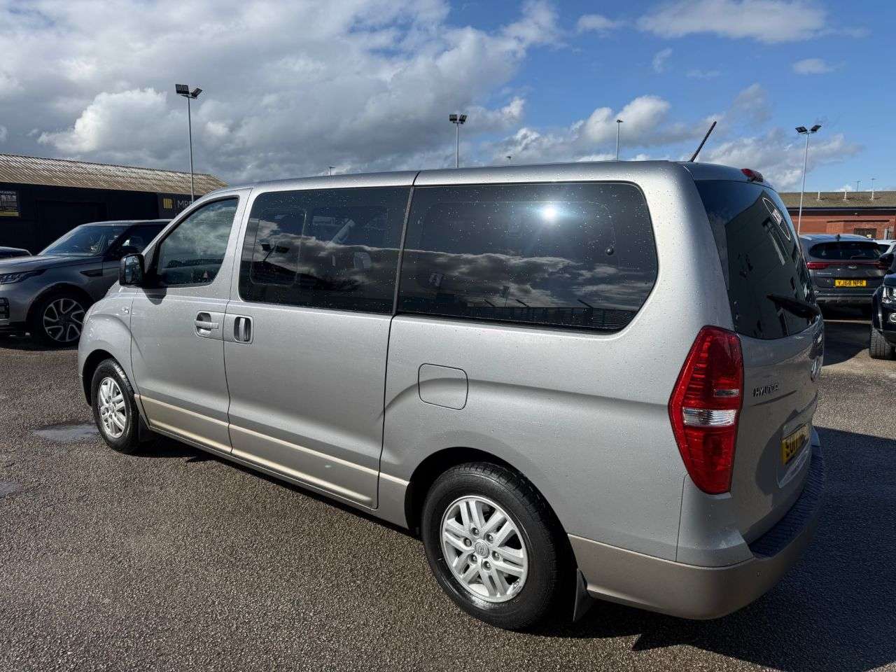 A 2017 HYUNDAI I800 2.5 CRDi SE MPV 5dr Diesel Auto Euro 6-2 FORMER KEEPERS-8 SEATER-ALLOY WHEE A 2017 HYUNDAI I800 2.5 CRDi SE MPV 5dr Diesel Auto Euro 6-2 FORMER KEEPERS-8 SEATER-ALLOY WHEE