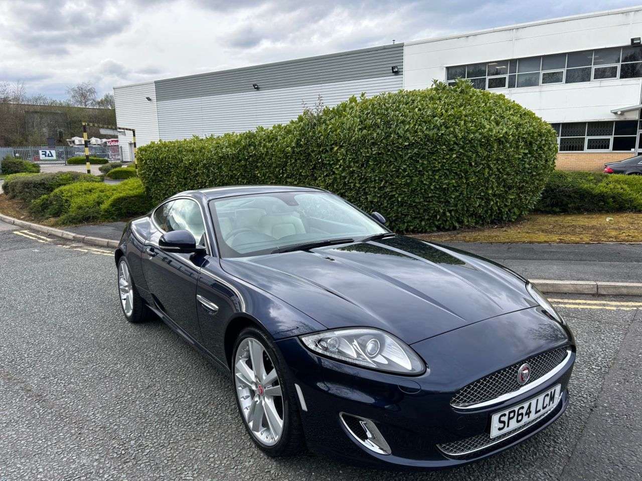 A 2014 JAGUAR XK 5.0 V8 Signature Coupe 2dr Petrol Auto Euro 5 (385 ps)-Fantastic Low Mileag A 2014 JAGUAR XK 5.0 V8 Signature Coupe 2dr Petrol Auto Euro 5 (385 ps)-Fantastic Low Mileag