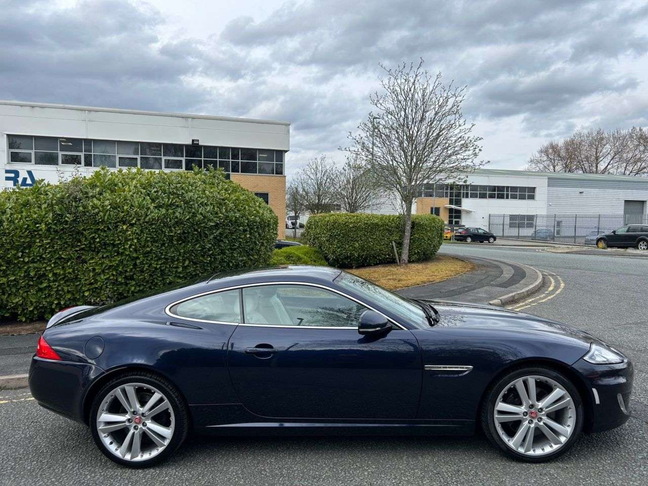 A 2014 JAGUAR XK 5.0 V8 Signature Coupe 2dr Petrol Auto Euro 5 (385 ps)-Fantastic Low Mileag A 2014 JAGUAR XK 5.0 V8 Signature Coupe 2dr Petrol Auto Euro 5 (385 ps)-Fantastic Low Mileag
