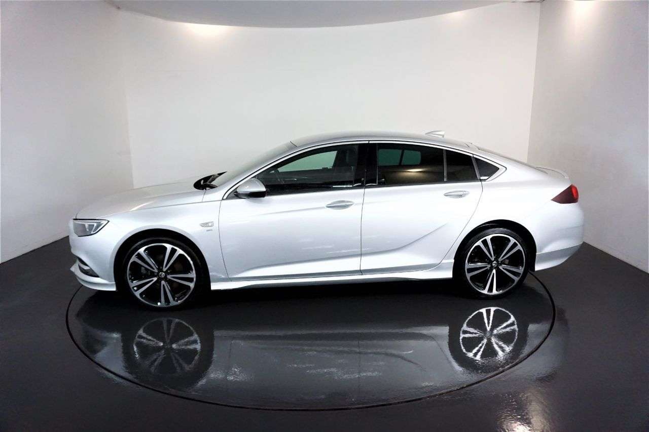 A 2017 VAUXHALL INSIGNIA GRAND SPORT SRI VX-LINE NAV A 2017 VAUXHALL INSIGNIA GRAND SPORT SRI VX-LINE NAV