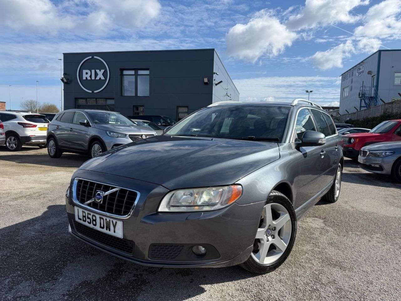 A 2009 VOLVO V70 2.4 D5 SE Lux RTI Nav Estate 5dr Diesel Geartronic Euro 4 (185 ps)-Only 2 F A 2009 VOLVO V70 2.4 D5 SE Lux RTI Nav Estate 5dr Diesel Geartronic Euro 4 (185 ps)-Only 2 F