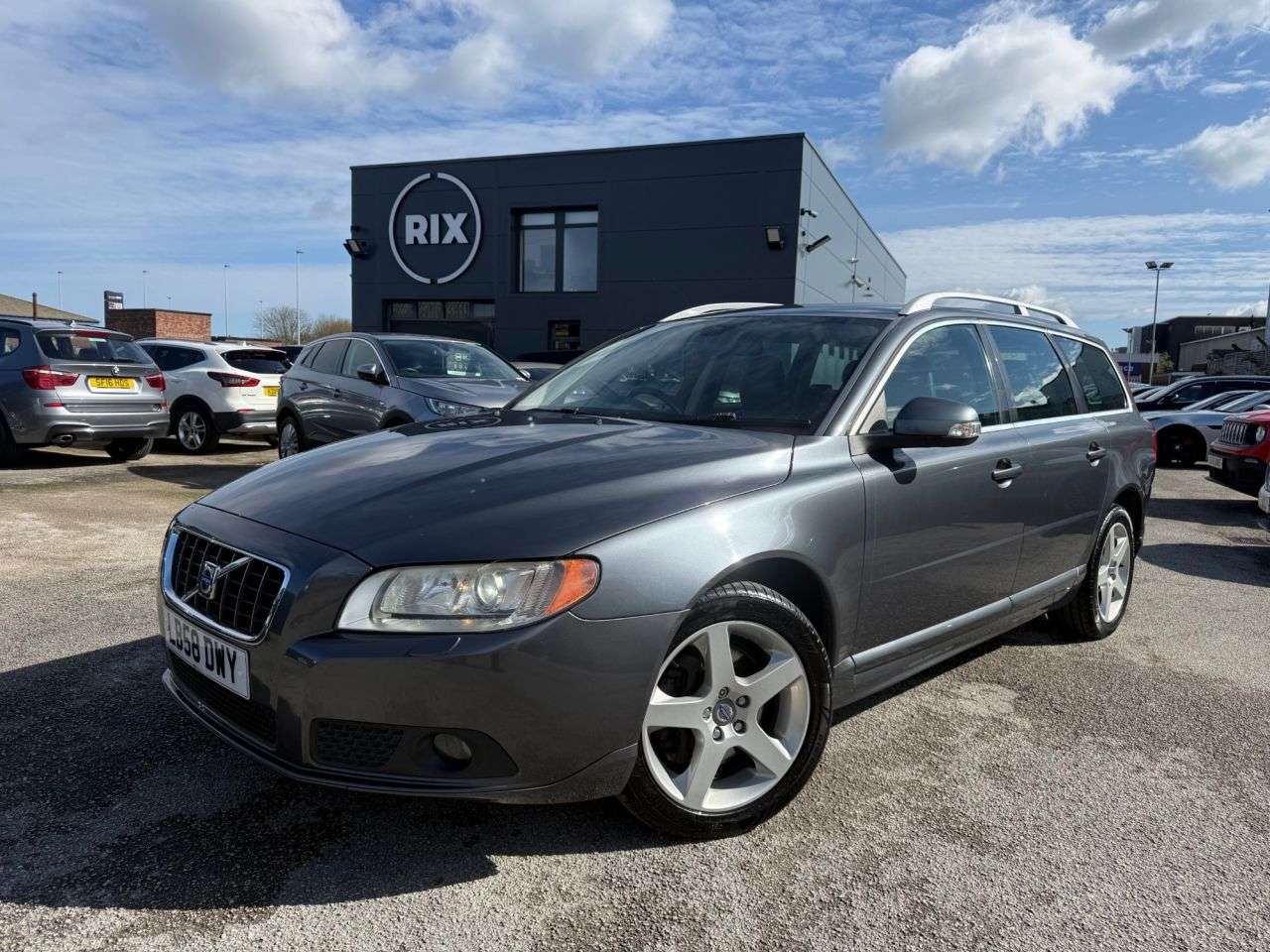 A 2009 VOLVO V70 2.4 D5 SE Lux RTI Nav Estate 5dr Diesel Geartronic Euro 4 (185 ps)-Only 2 F A 2009 VOLVO V70 2.4 D5 SE Lux RTI Nav Estate 5dr Diesel Geartronic Euro 4 (185 ps)-Only 2 F