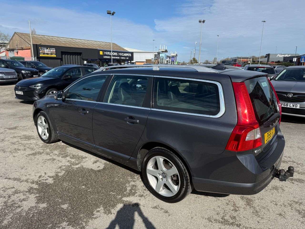 A 2009 VOLVO V70 2.4 D5 SE Lux RTI Nav Estate 5dr Diesel Geartronic Euro 4 (185 ps)-Only 2 F A 2009 VOLVO V70 2.4 D5 SE Lux RTI Nav Estate 5dr Diesel Geartronic Euro 4 (185 ps)-Only 2 F