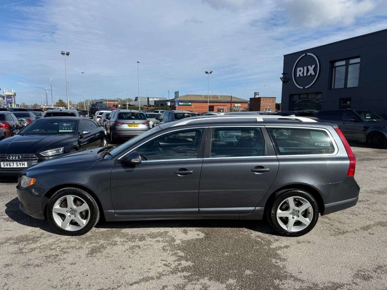 A 2009 VOLVO V70 2.4 D5 SE Lux RTI Nav Estate 5dr Diesel Geartronic Euro 4 (185 ps)-Only 2 F A 2009 VOLVO V70 2.4 D5 SE Lux RTI Nav Estate 5dr Diesel Geartronic Euro 4 (185 ps)-Only 2 F