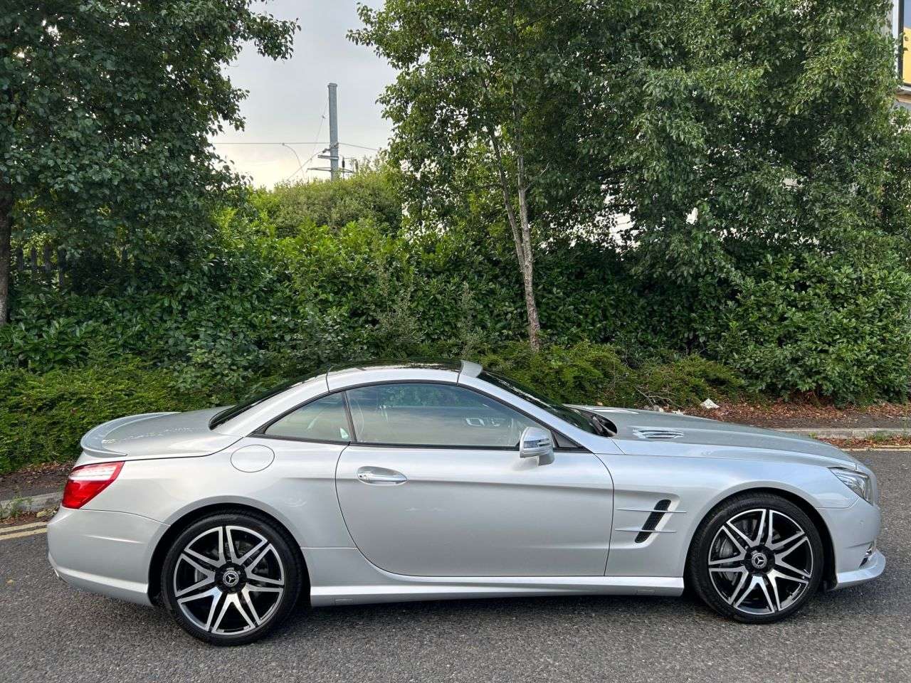 A 2013 MERCEDES-BENZ SL 4.7 SL500 V8 BlueEfficiency Convertible 2dr Petrol G-Tronic Euro 5 (s/s) (4 A 2013 MERCEDES-BENZ SL 4.7 SL500 V8 BlueEfficiency Convertible 2dr Petrol G-Tronic Euro 5 (s/s) (4