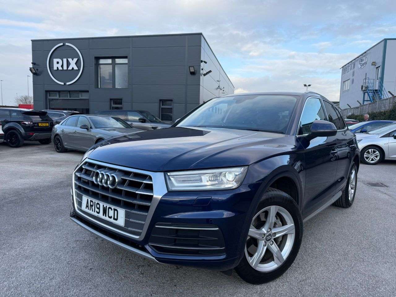 A 2019 AUDI Q5 2.0 TDI 40 Sport SUV 5dr Diesel S Tronic quattro Euro 6-FINISHED IN NAVARRA A 2019 AUDI Q5 2.0 TDI 40 Sport SUV 5dr Diesel S Tronic quattro Euro 6-FINISHED IN NAVARRA