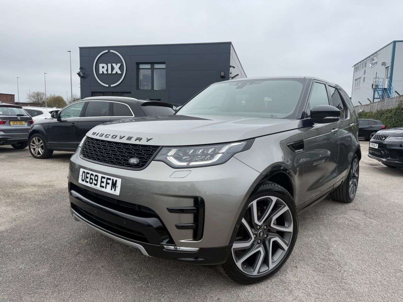 A 2019 LAND ROVER DISCOVERY 5 3.0 SD V6 HSE Luxury SUV 5dr Diesel Auto 4WD Euro 6-Factory Extras Worth £5 A 2019 LAND ROVER DISCOVERY 5 3.0 SD V6 HSE Luxury SUV 5dr Diesel Auto 4WD Euro 6-Factory Extras Worth £5