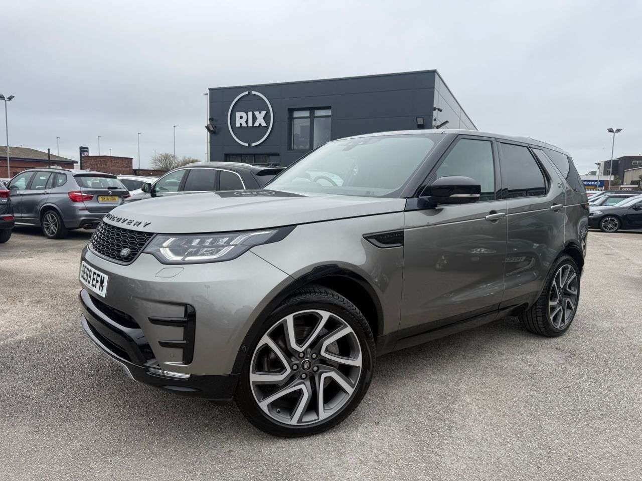 A 2019 LAND ROVER DISCOVERY 5 3.0 SD V6 HSE Luxury SUV 5dr Diesel Auto 4WD Euro 6-Factory Extras Worth £5 A 2019 LAND ROVER DISCOVERY 5 3.0 SD V6 HSE Luxury SUV 5dr Diesel Auto 4WD Euro 6-Factory Extras Worth £5