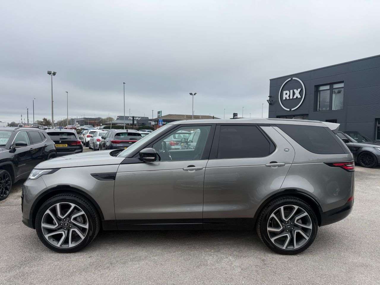 A 2019 LAND ROVER DISCOVERY 5 3.0 SD V6 HSE Luxury SUV 5dr Diesel Auto 4WD Euro 6-Factory Extras Worth £5 A 2019 LAND ROVER DISCOVERY 5 3.0 SD V6 HSE Luxury SUV 5dr Diesel Auto 4WD Euro 6-Factory Extras Worth £5