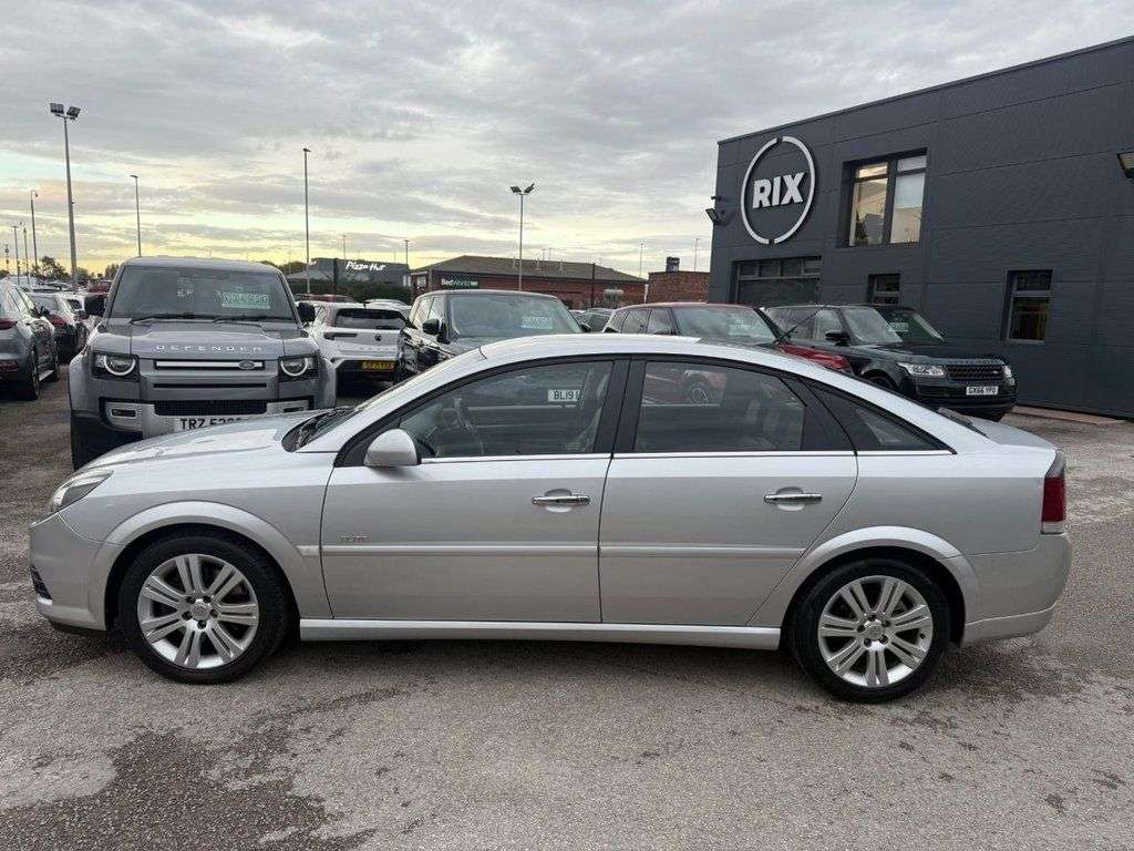 A 2007 VAUXHALL VECTRA 3.0 CDTi V6 24V Elite Hatchback 5dr Diesel Automatic- FANTASTIC HISTORY 17 A 2007 VAUXHALL VECTRA 3.0 CDTi V6 24V Elite Hatchback 5dr Diesel Automatic- FANTASTIC HISTORY 17
