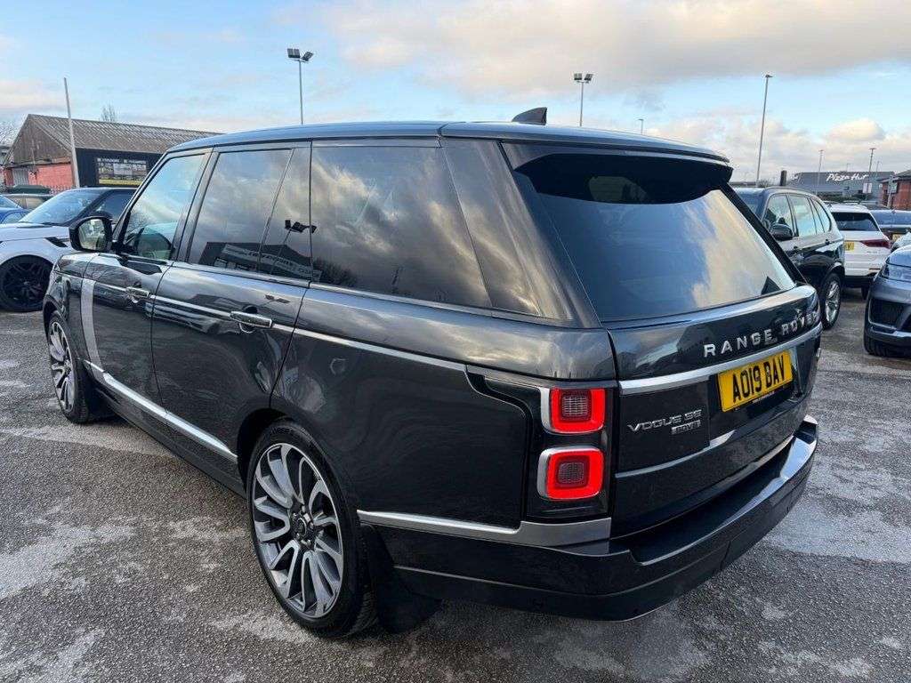 A 2019 LAND ROVER RANGE ROVER 4.4 SD V8 Vogue SE SUV 5dr Diesel Auto 4WD Euro 6 (s/s) (339 ps) FINISHED I A 2019 LAND ROVER RANGE ROVER 4.4 SD V8 Vogue SE SUV 5dr Diesel Auto 4WD Euro 6 (s/s) (339 ps) FINISHED I