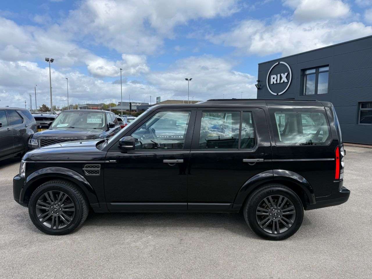 A 2016 LAND ROVER DISCOVERY 4 3.0 SD V6 Graphite SUV 5dr Diesel Auto 4WD Euro 6-2 OWNER CAR FINISHED IN S A 2016 LAND ROVER DISCOVERY 4 3.0 SD V6 Graphite SUV 5dr Diesel Auto 4WD Euro 6-2 OWNER CAR FINISHED IN S