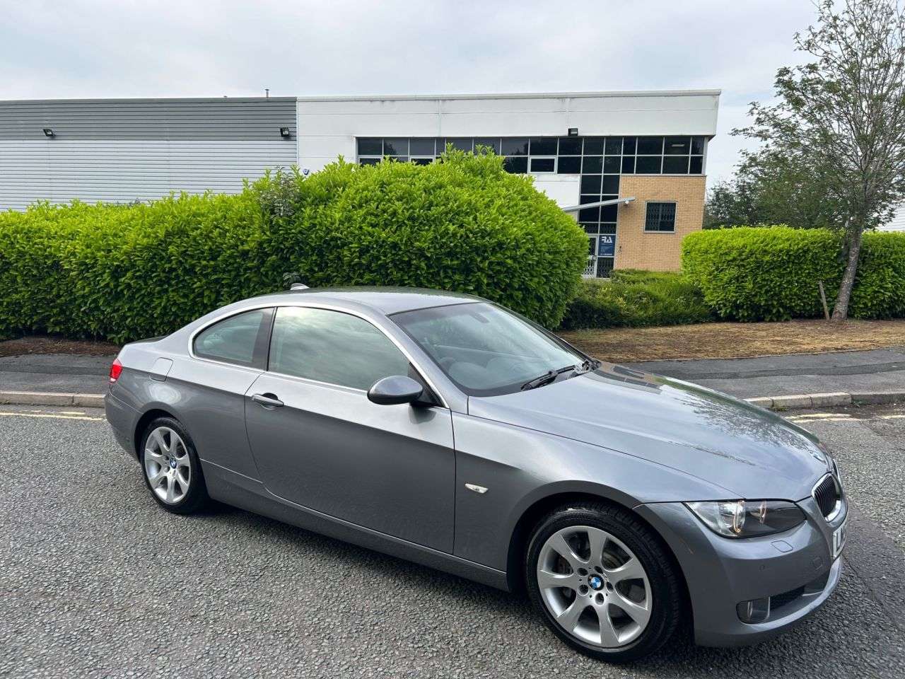 A 2008 BMW 3 SERIES 3.0 330i SE Coupe 2dr Petrol Steptronic Euro 4 (272 ps)-Factory Extras Wort A 2008 BMW 3 SERIES 3.0 330i SE Coupe 2dr Petrol Steptronic Euro 4 (272 ps)-Factory Extras Wort