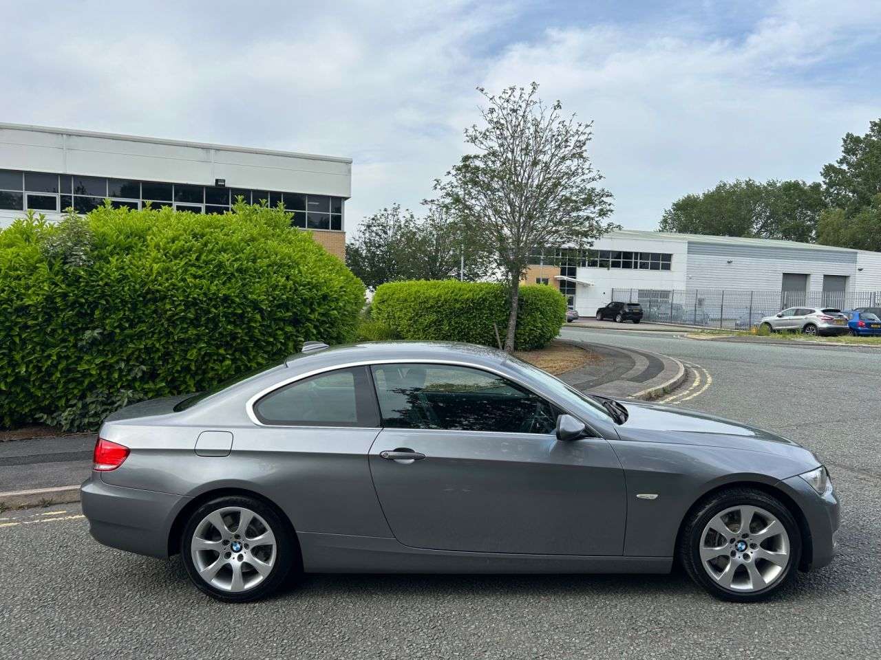 A 2008 BMW 3 SERIES 3.0 330i SE Coupe 2dr Petrol Steptronic Euro 4 (272 ps)-Factory Extras Wort A 2008 BMW 3 SERIES 3.0 330i SE Coupe 2dr Petrol Steptronic Euro 4 (272 ps)-Factory Extras Wort