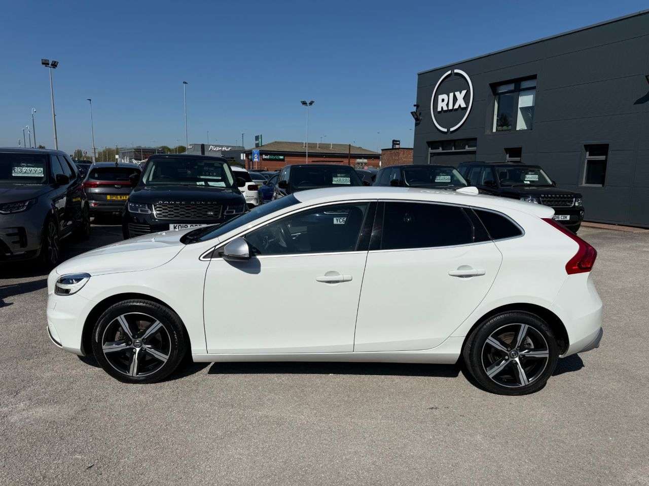 A 2019 VOLVO V40 2.0 T2 R-Design Edition Hatchback 5dr Petrol Manual Euro 6-2 OWNER CAR FINI A 2019 VOLVO V40 2.0 T2 R-Design Edition Hatchback 5dr Petrol Manual Euro 6-2 OWNER CAR FINI
