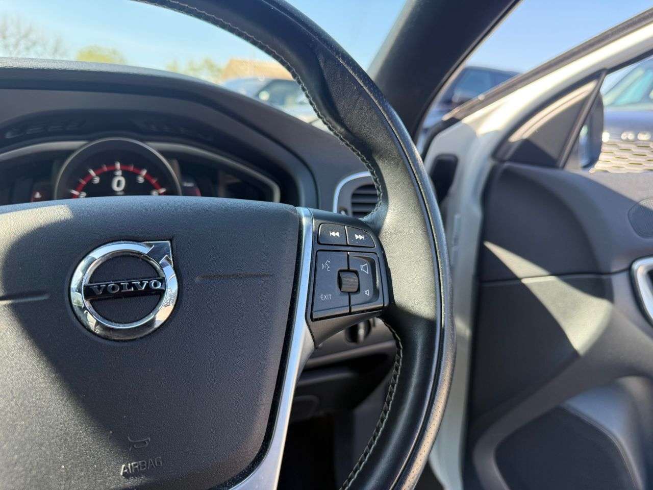2019 VOLVO V40 2019 VOLVO V40