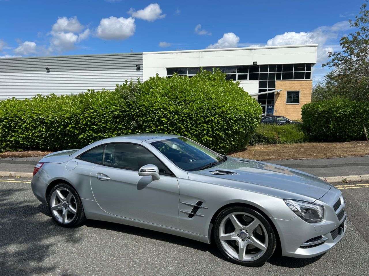 A 2013 MERCEDES-BENZ SL 4.7 SL500 V8 BlueEfficiency Convertible 2dr Petrol G-Tronic Euro 5 (s/s) (4 A 2013 MERCEDES-BENZ SL 4.7 SL500 V8 BlueEfficiency Convertible 2dr Petrol G-Tronic Euro 5 (s/s) (4