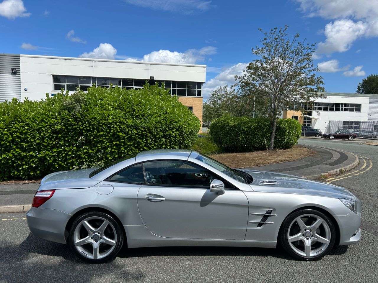 A 2013 MERCEDES-BENZ SL 4.7 SL500 V8 BlueEfficiency Convertible 2dr Petrol G-Tronic Euro 5 (s/s) (4 A 2013 MERCEDES-BENZ SL 4.7 SL500 V8 BlueEfficiency Convertible 2dr Petrol G-Tronic Euro 5 (s/s) (4