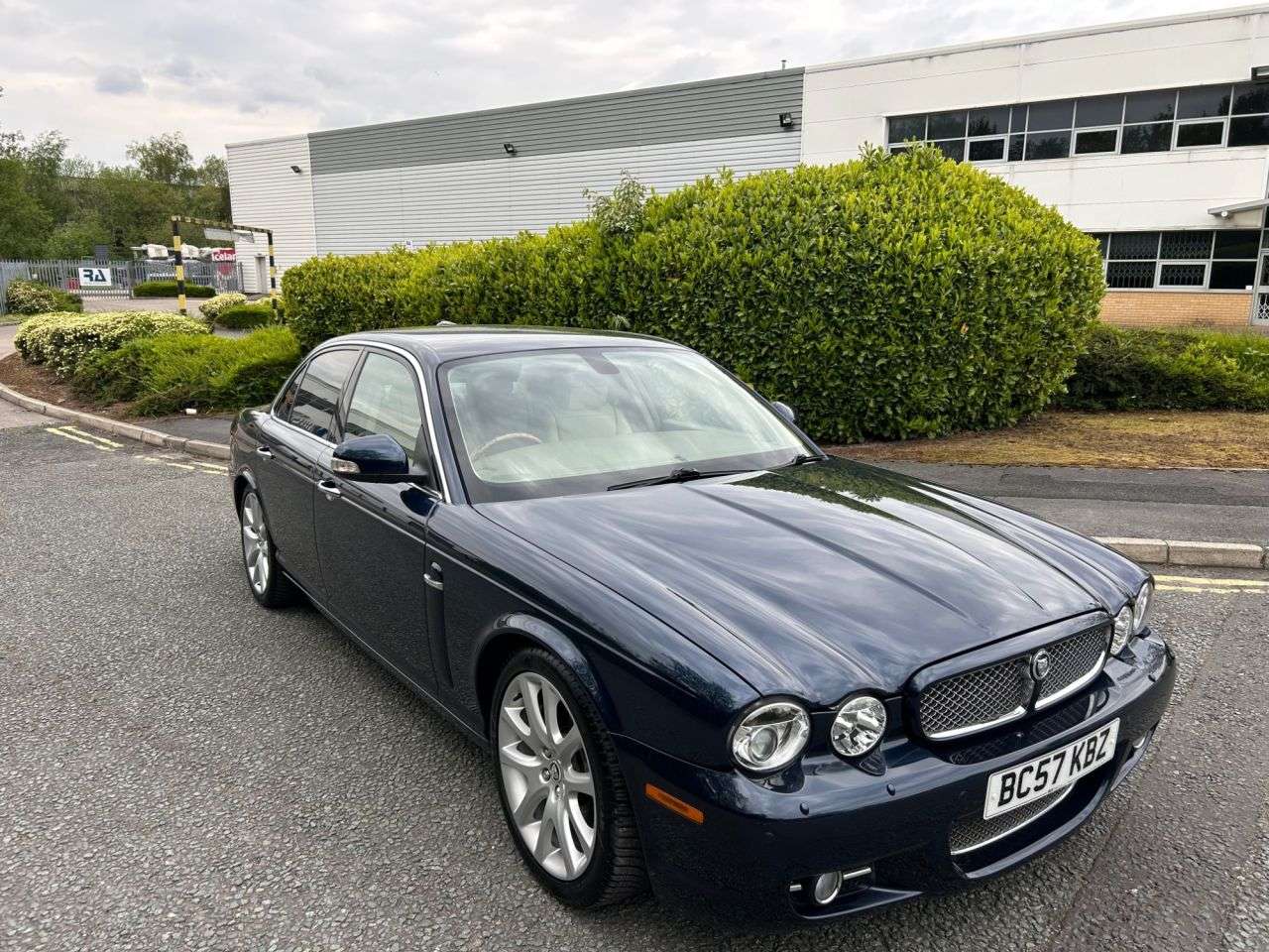A 2008 JAGUAR XJ 4.2L Executive V8-Japanese Import-Registered Into Uk Nov 2022-Finished In I A 2008 JAGUAR XJ 4.2L Executive V8-Japanese Import-Registered Into Uk Nov 2022-Finished In I