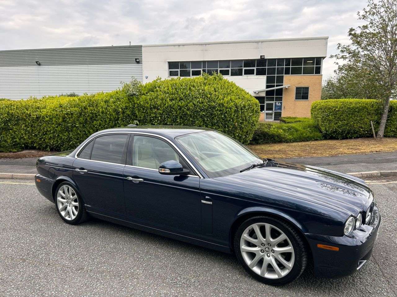 A 2008 JAGUAR XJ 4.2L Executive V8-Japanese Import-Registered Into Uk Nov 2022-Finished In I A 2008 JAGUAR XJ 4.2L Executive V8-Japanese Import-Registered Into Uk Nov 2022-Finished In I