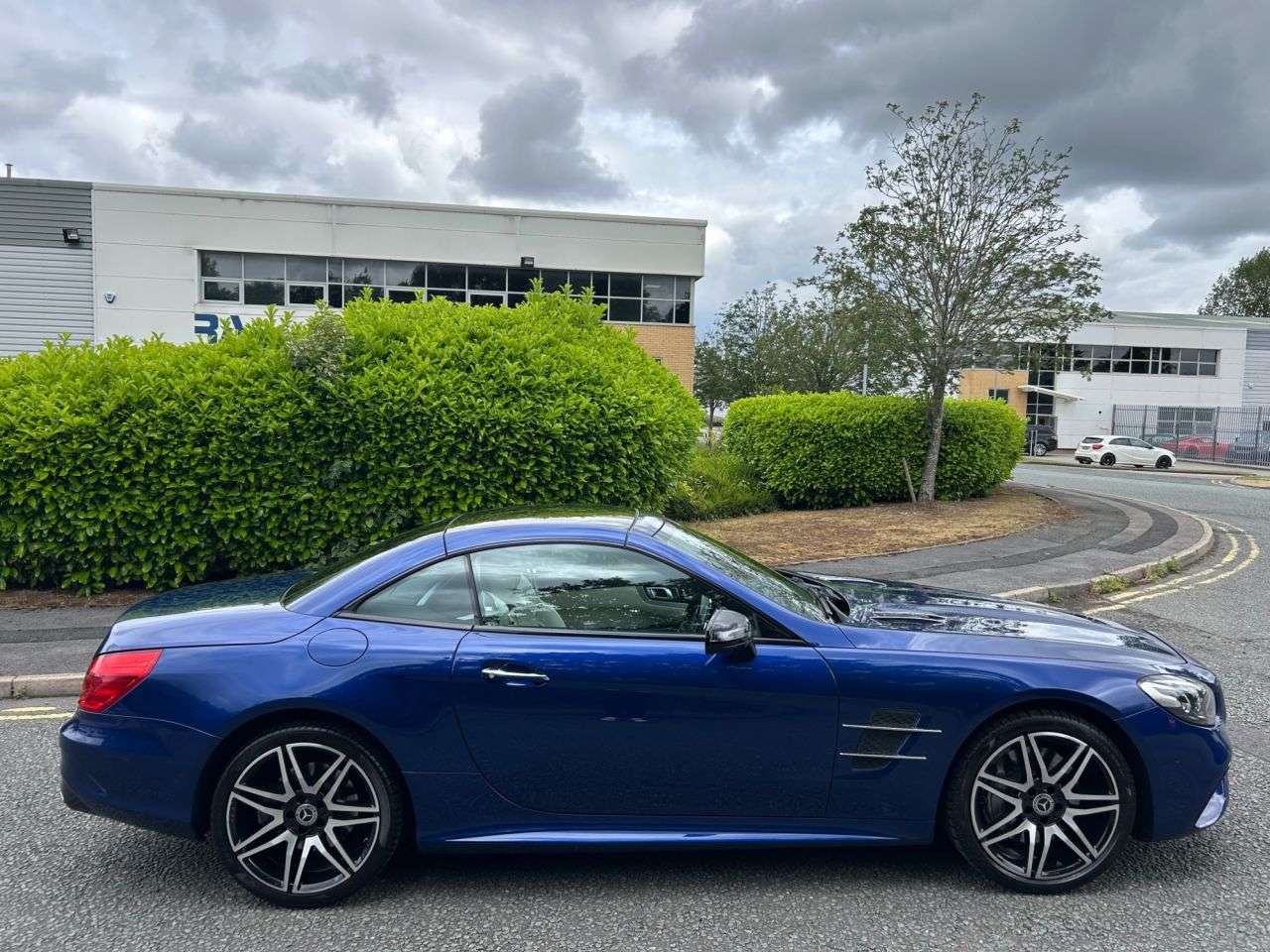 A 2017 MERCEDES-BENZ SL 4.7 SL500 V8 AMG Line Roadster 2dr Petrol G-Tronic+ Euro 6 (s/s) (455 ps)-F A 2017 MERCEDES-BENZ SL 4.7 SL500 V8 AMG Line Roadster 2dr Petrol G-Tronic+ Euro 6 (s/s) (455 ps)-F