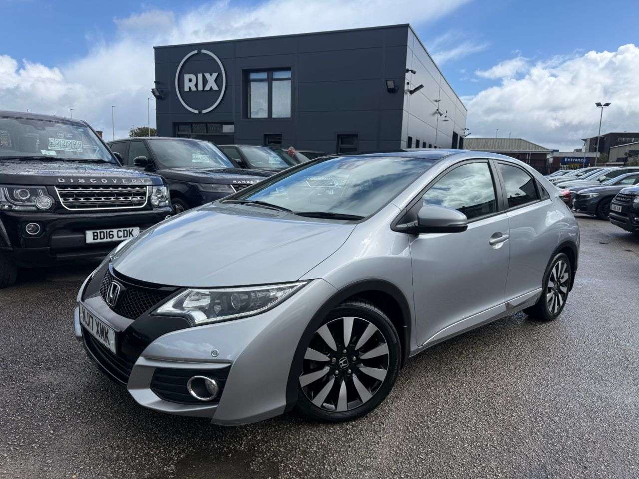 A 2017 HONDA CIVIC 1.8 i-VTEC SR Hatchback 5dr Petrol Auto Euro 6-FINISHED IN LUNAR SILVER WIT A 2017 HONDA CIVIC 1.8 i-VTEC SR Hatchback 5dr Petrol Auto Euro 6-FINISHED IN LUNAR SILVER WIT