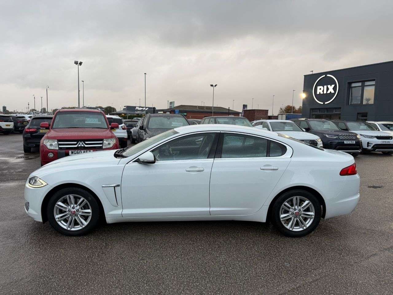 A 2013 JAGUAR XF 2.2d Luxury Saloon 4dr Diesel Auto Euro 5-2 FORMER KEEPERS-FINISHED IN POLA A 2013 JAGUAR XF 2.2d Luxury Saloon 4dr Diesel Auto Euro 5-2 FORMER KEEPERS-FINISHED IN POLA