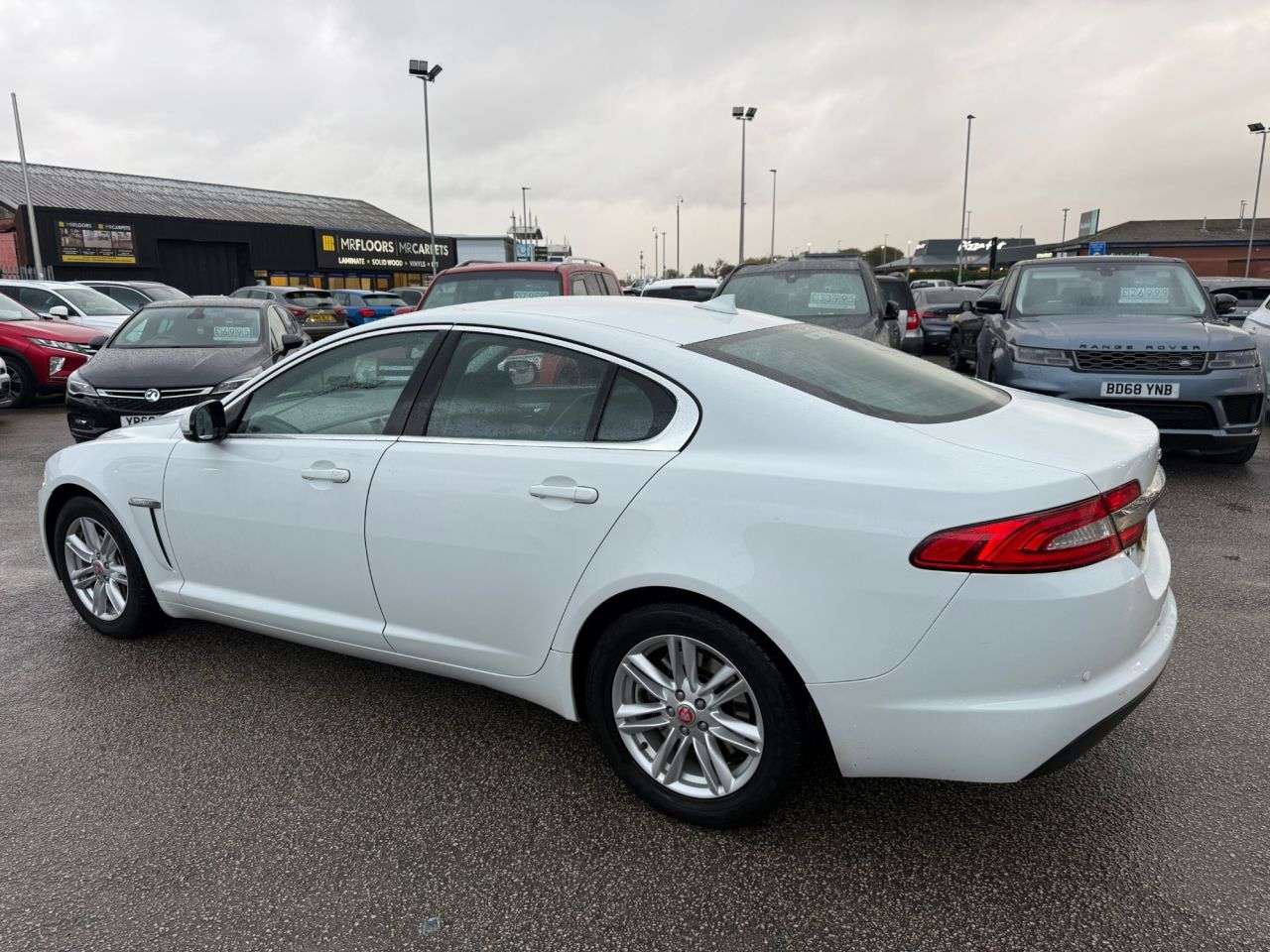 A 2013 JAGUAR XF 2.2d Luxury Saloon 4dr Diesel Auto Euro 5-2 FORMER KEEPERS-FINISHED IN POLA A 2013 JAGUAR XF 2.2d Luxury Saloon 4dr Diesel Auto Euro 5-2 FORMER KEEPERS-FINISHED IN POLA