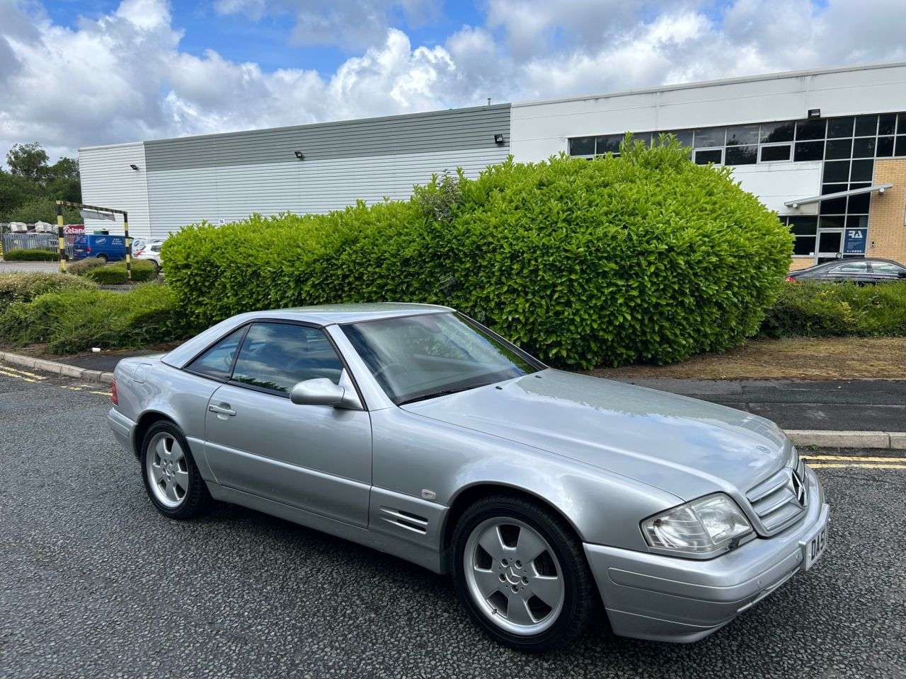 A 2001 MERCEDES-BENZ SL 3.2 SL320 Convertible 2dr Petrol Automatic (274 g/km, 224 bhp)-Fantastic Lo A 2001 MERCEDES-BENZ SL 3.2 SL320 Convertible 2dr Petrol Automatic (274 g/km, 224 bhp)-Fantastic Lo