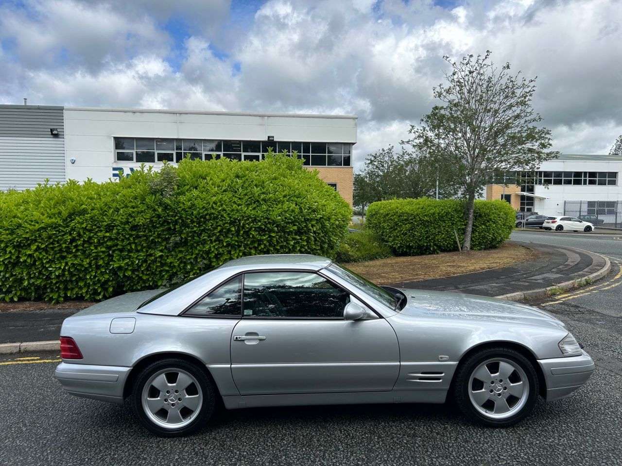 A 2001 MERCEDES-BENZ SL 3.2 SL320 Convertible 2dr Petrol Automatic (274 g/km, 224 bhp)-Fantastic Lo A 2001 MERCEDES-BENZ SL 3.2 SL320 Convertible 2dr Petrol Automatic (274 g/km, 224 bhp)-Fantastic Lo