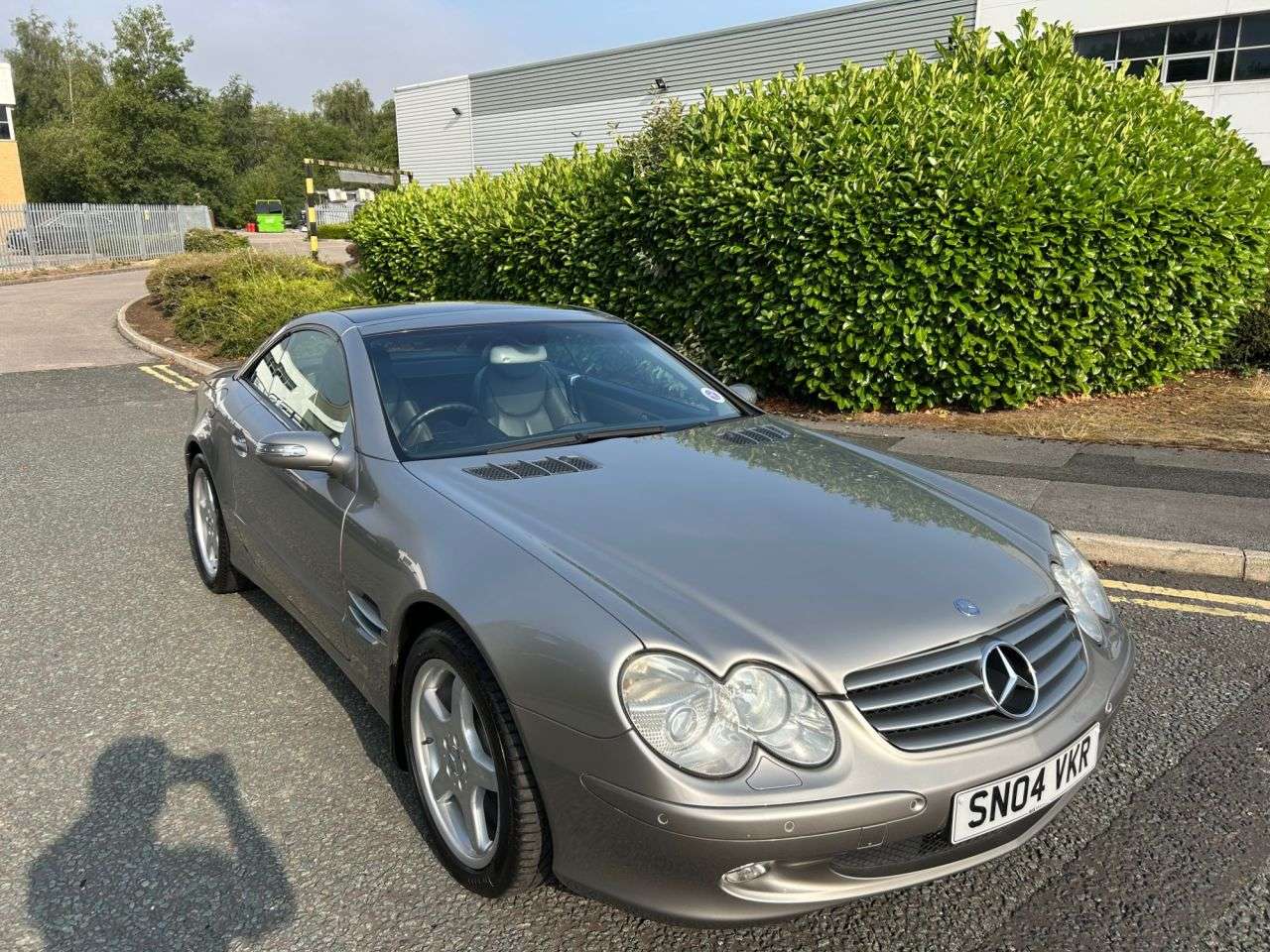 A 2004 MERCEDES-BENZ SL 5.0 SL500 Convertible 2dr Petrol Automatic (292 g/km, 306 bhp)-Genuine Exam A 2004 MERCEDES-BENZ SL 5.0 SL500 Convertible 2dr Petrol Automatic (292 g/km, 306 bhp)-Genuine Exam