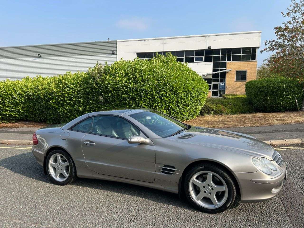 A 2004 MERCEDES-BENZ SL 5.0 SL500 Convertible 2dr Petrol Automatic (292 g/km, 306 bhp)-Genuine Exam A 2004 MERCEDES-BENZ SL 5.0 SL500 Convertible 2dr Petrol Automatic (292 g/km, 306 bhp)-Genuine Exam