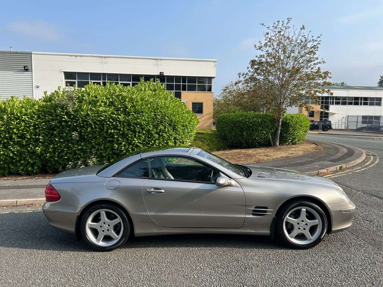 A 2004 MERCEDES-BENZ SL 5.0 SL500 Convertible 2dr Petrol Automatic (292 g/km, 306 bhp)-Genuine Exam A 2004 MERCEDES-BENZ SL 5.0 SL500 Convertible 2dr Petrol Automatic (292 g/km, 306 bhp)-Genuine Exam