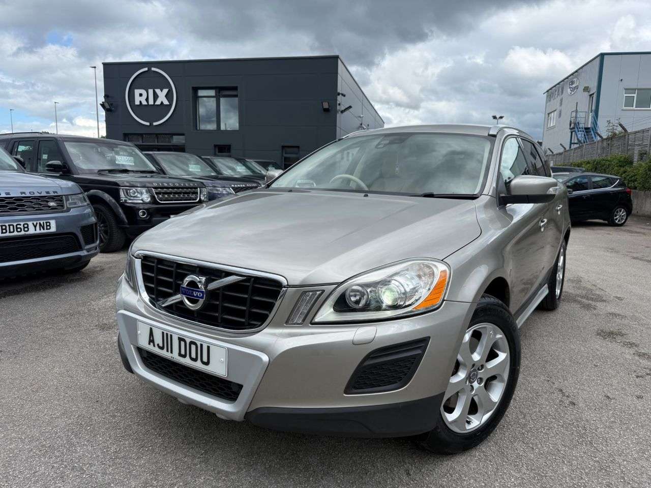 A 2011 VOLVO XC60 2.4 D5 SE Lux SUV 5dr Diesel Geartronic AWD Euro 5-BRONZE WITH BEIGE LEATHE A 2011 VOLVO XC60 2.4 D5 SE Lux SUV 5dr Diesel Geartronic AWD Euro 5-BRONZE WITH BEIGE LEATHE