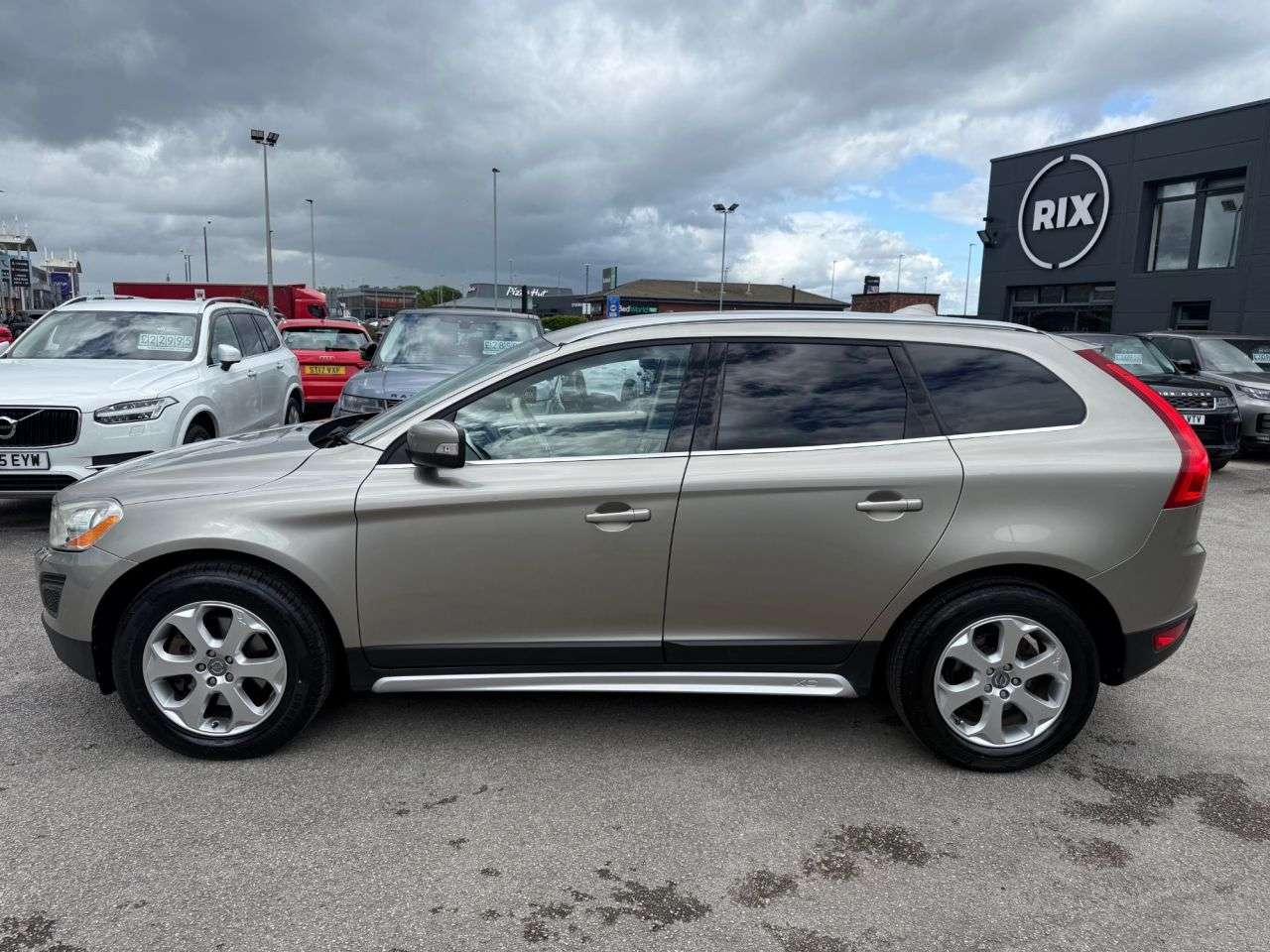 A 2011 VOLVO XC60 2.4 D5 SE Lux SUV 5dr Diesel Geartronic AWD Euro 5-BRONZE WITH BEIGE LEATHE A 2011 VOLVO XC60 2.4 D5 SE Lux SUV 5dr Diesel Geartronic AWD Euro 5-BRONZE WITH BEIGE LEATHE