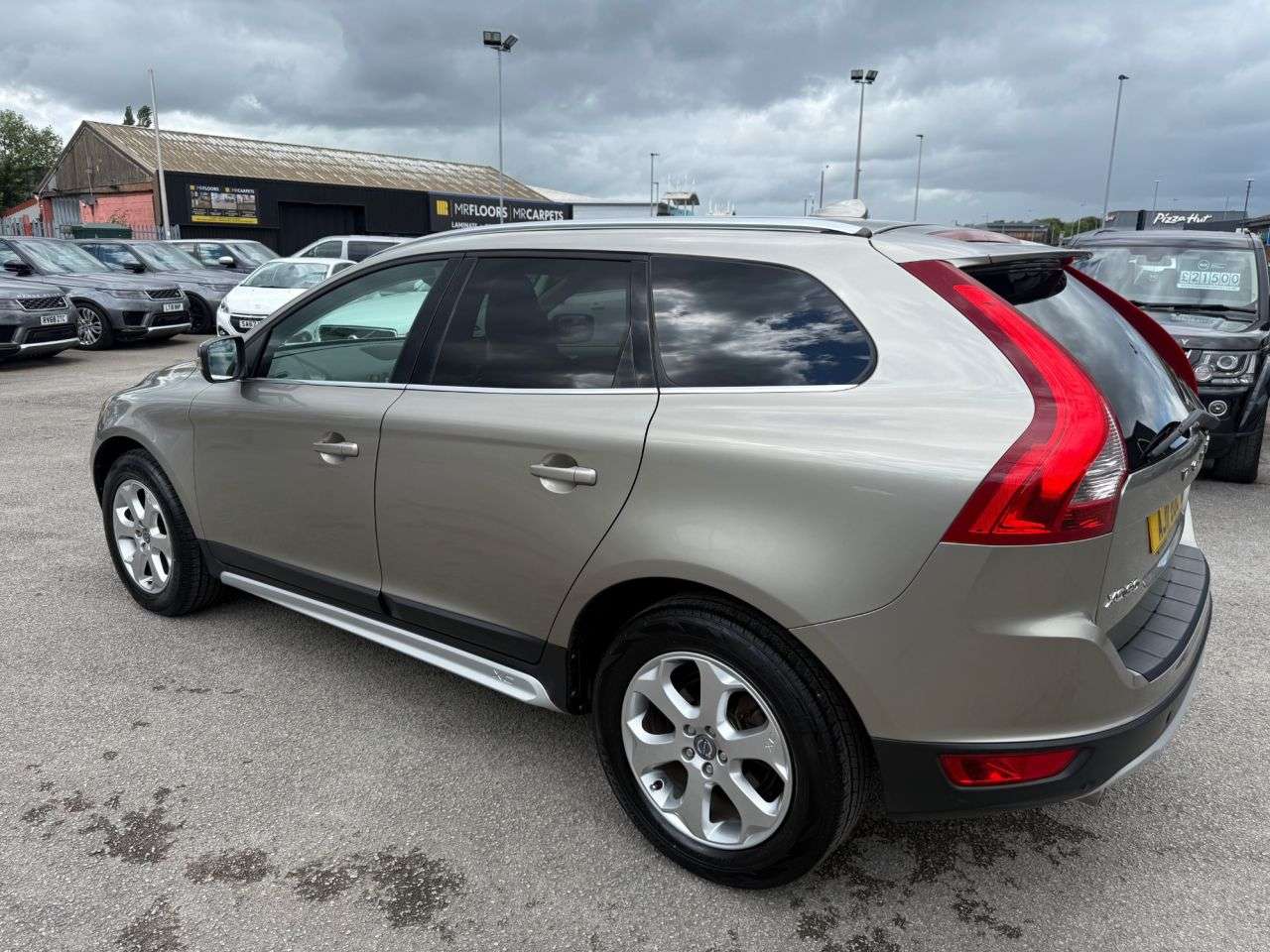 A 2011 VOLVO XC60 2.4 D5 SE Lux SUV 5dr Diesel Geartronic AWD Euro 5-BRONZE WITH BEIGE LEATHE A 2011 VOLVO XC60 2.4 D5 SE Lux SUV 5dr Diesel Geartronic AWD Euro 5-BRONZE WITH BEIGE LEATHE