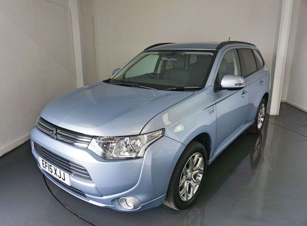 A 2015 MITSUBISHI OUTLANDER 2.0h 12kWh GX3h SUV 5dr Petrol Plug-in Hybrid CVT 4WD Euro 5 (s/s) (200 ps) A 2015 MITSUBISHI OUTLANDER 2.0h 12kWh GX3h SUV 5dr Petrol Plug-in Hybrid CVT 4WD Euro 5 (s/s) (200 ps)