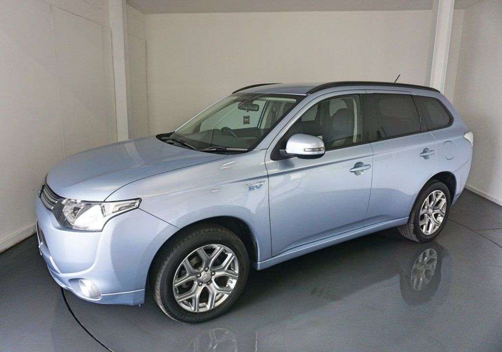 A 2015 MITSUBISHI OUTLANDER 2.0h 12kWh GX3h SUV 5dr Petrol Plug-in Hybrid CVT 4WD Euro 5 (s/s) (200 ps) A 2015 MITSUBISHI OUTLANDER 2.0h 12kWh GX3h SUV 5dr Petrol Plug-in Hybrid CVT 4WD Euro 5 (s/s) (200 ps)