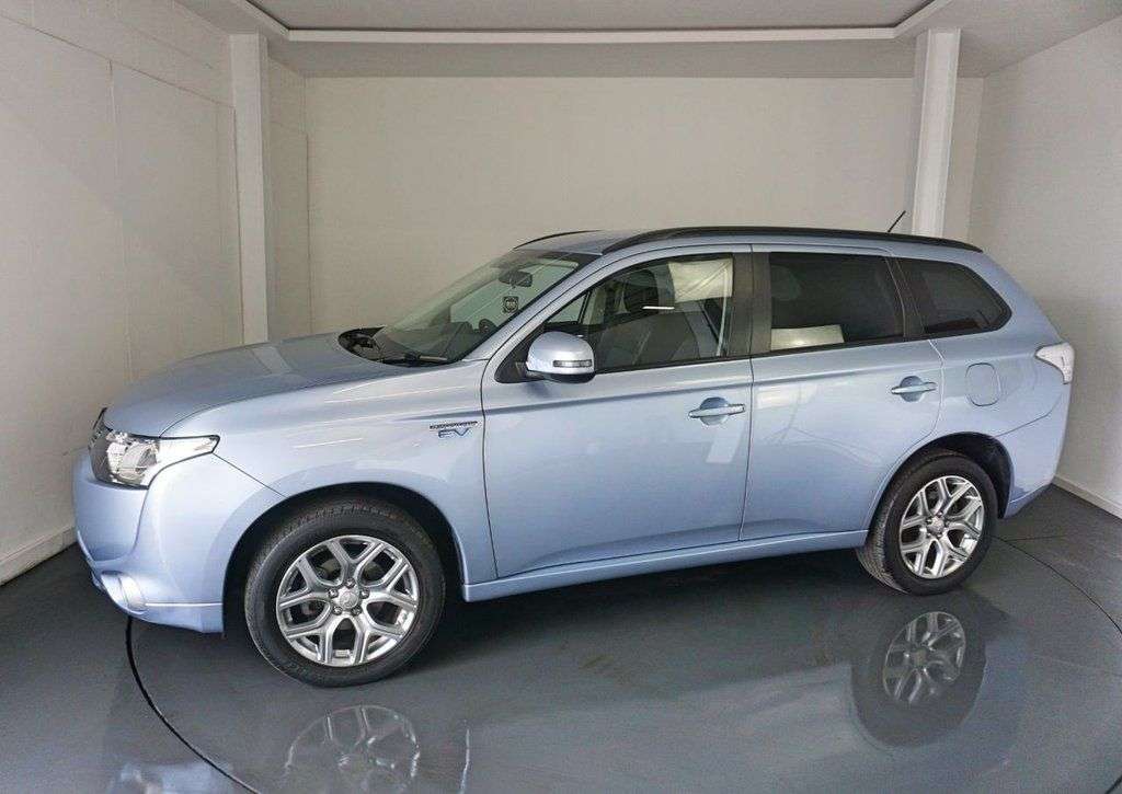 A 2015 MITSUBISHI OUTLANDER 2.0h 12kWh GX3h SUV 5dr Petrol Plug-in Hybrid CVT 4WD Euro 5 (s/s) (200 ps) A 2015 MITSUBISHI OUTLANDER 2.0h 12kWh GX3h SUV 5dr Petrol Plug-in Hybrid CVT 4WD Euro 5 (s/s) (200 ps)