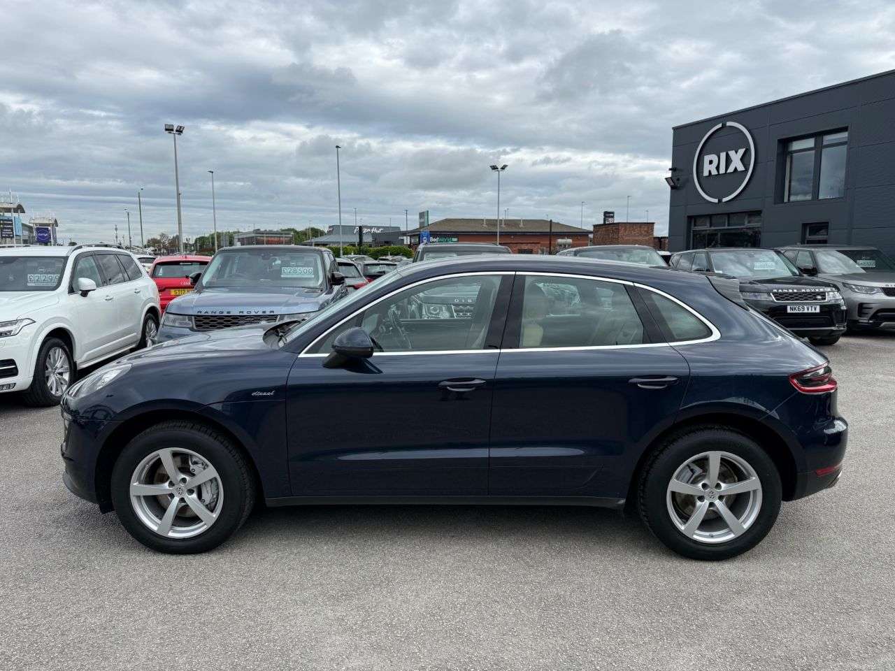 A 2016 PORSCHE MACAN 3.0 TD V6 S SUV 5dr Diesel PDK 4WD Euro 6 (s/s) (258 ps) A 2016 PORSCHE MACAN 3.0 TD V6 S SUV 5dr Diesel PDK 4WD Euro 6 (s/s) (258 ps)