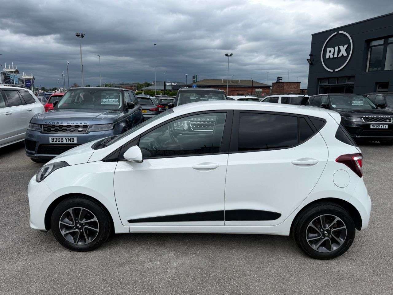 A 2017 HYUNDAI I10 1.0 Premium Hatchback 5dr Petrol Manual Euro 6 (66 ps) A 2017 HYUNDAI I10 1.0 Premium Hatchback 5dr Petrol Manual Euro 6 (66 ps)